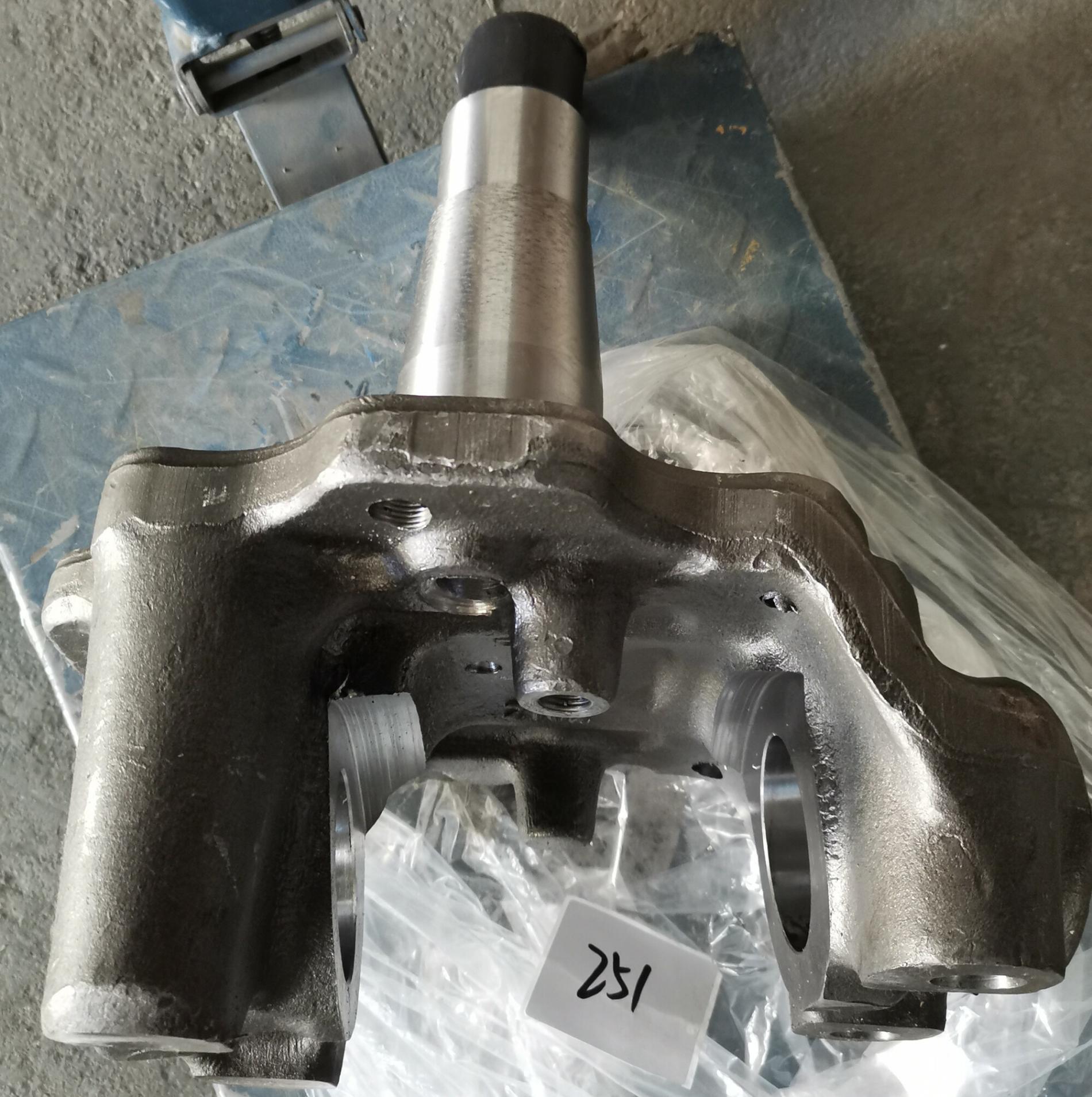 Цапфа (поворотный кулак) правая мост VGD95 HOWO AZ4095410008