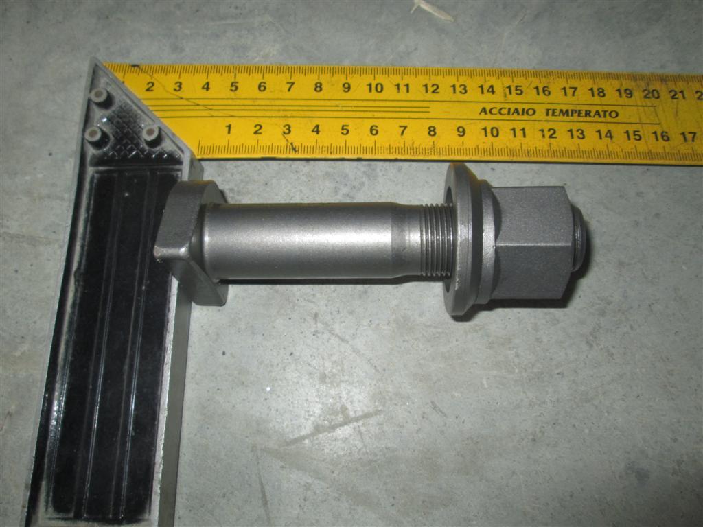 Шпилька + Гайка заднего колеса HOWO AZ9112340123/WG9003889160